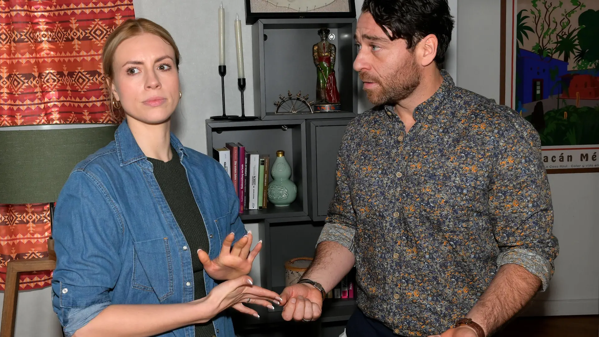 Carlos (Patrick Fernandez) und Zoe (Lara Dandelion Seibert) stellen fest, dass sie ihre Pläne vergessen können.