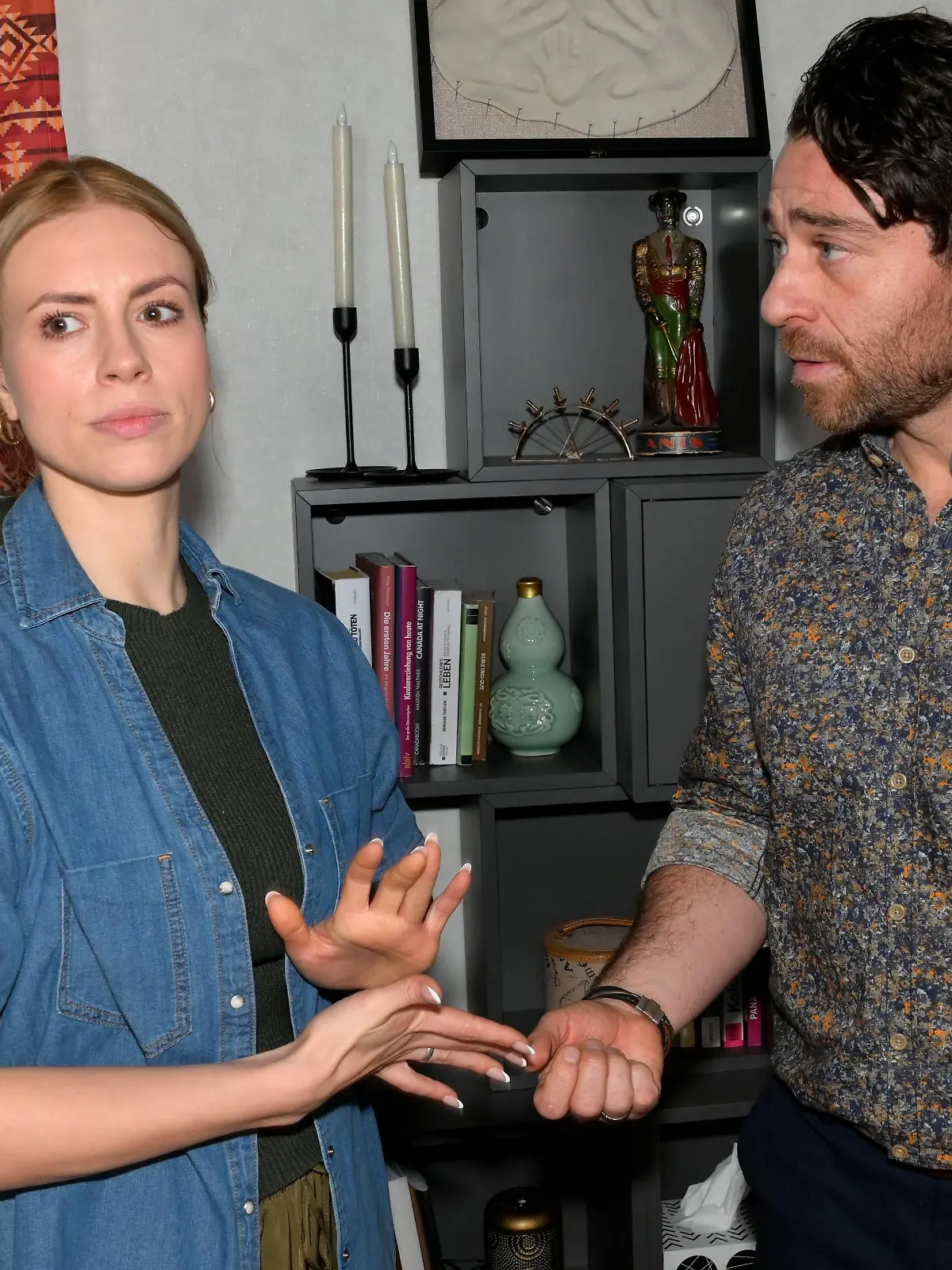 Carlos (Patrick Fernandez) und Zoe (Lara Dandelion Seibert) stellen fest, dass sie ihre Pläne vergessen können.