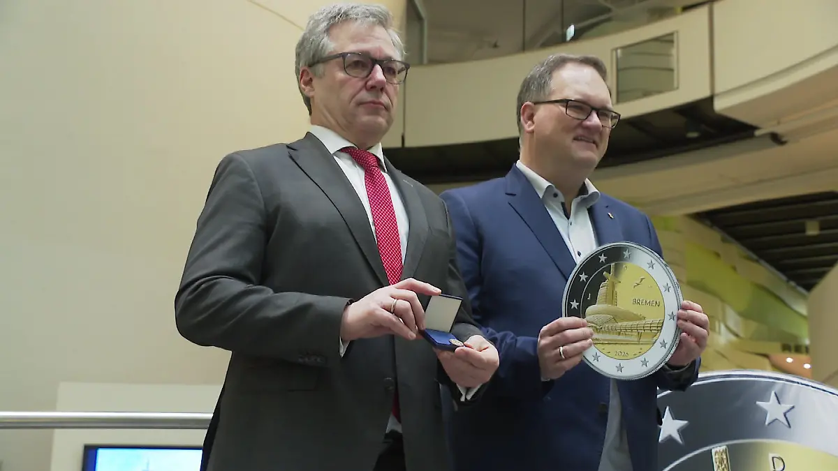 Andreas Retzlaff (links), von der Deutschen Bundesbank und Björn Fecker (B90/Grüne) freuen sich besonders über die Bremer Münze.