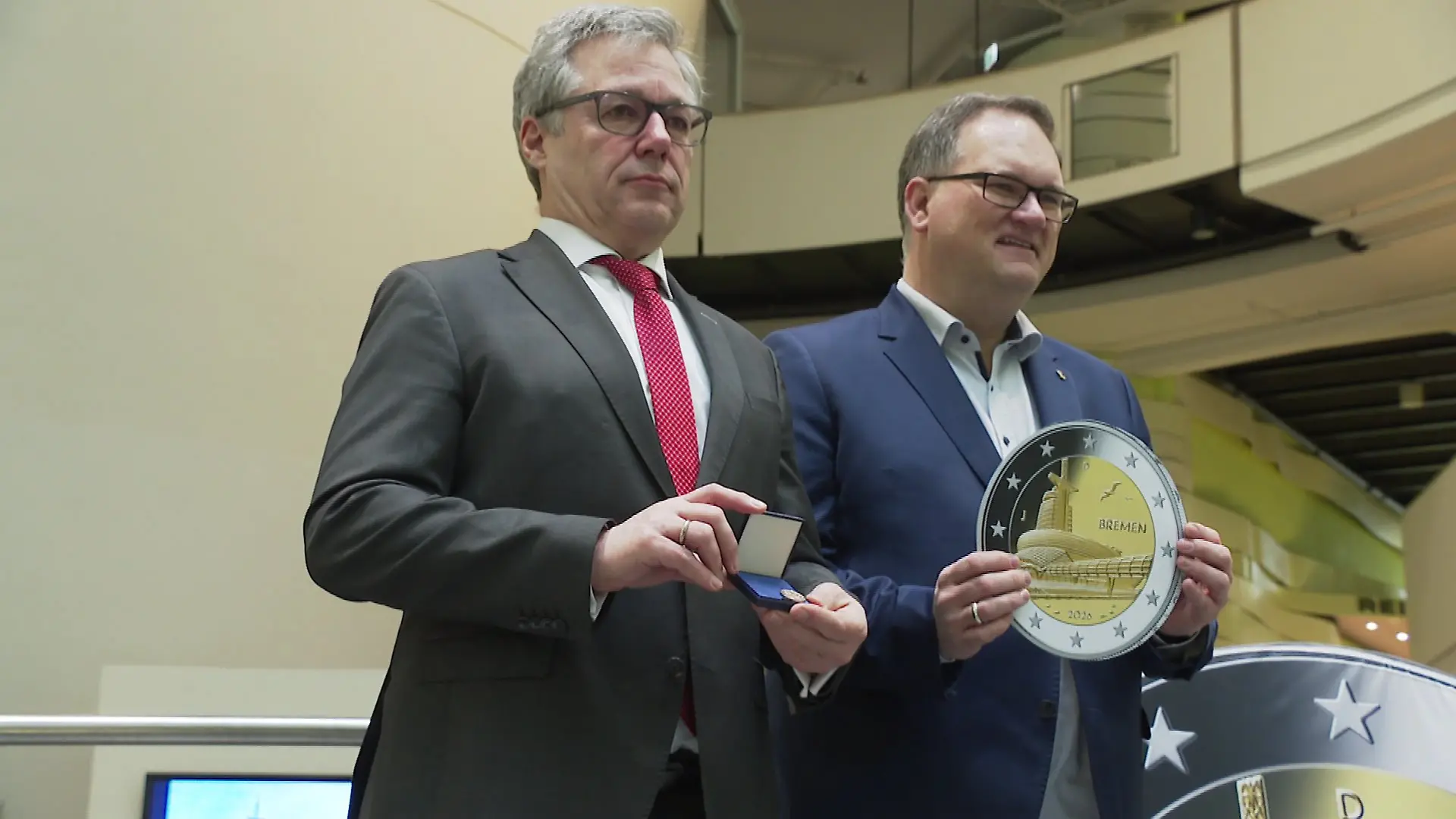 Andreas Retzlaff (links), von der Deutschen Bundesbank und Björn Fecker (B90/Grüne) freuen sich besonders über die Bremer Münze.