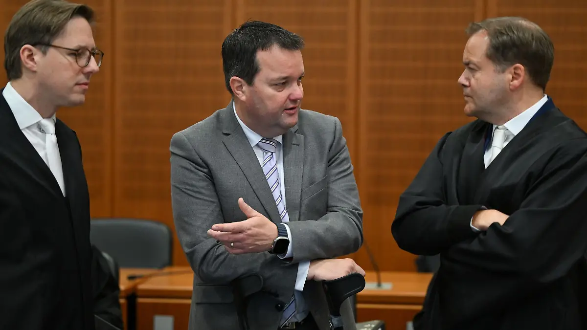 Im Prozess gegen den ehemaligen DFB-Schatzmeister Stephan Osnabrügge (M) gab es einen Zwischenbericht der Richterin. (Archivbild)