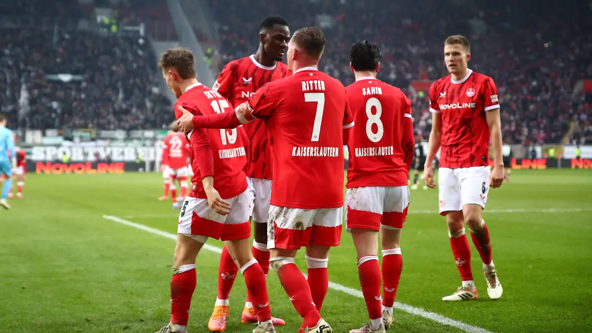 Jubeln die Roten Teufel am Samstag? Das Topspiel der 2. Bundesliga 1. FC Kaiserslautern gegen SV Elversberg seht ihr bei NITRO im Free-TV oder auf RTL+ online im Livestream