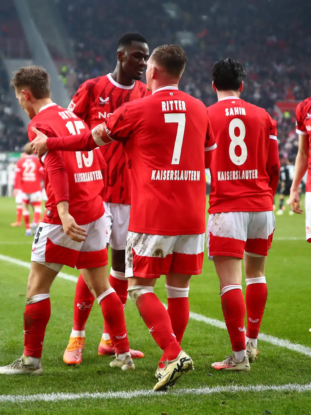 Jubeln die Roten Teufel am Samstag? Das Topspiel der 2. Bundesliga SV Darmstadt 98 gegen 1. FC Kaiserslautern seht ihr bei NITRO im Free-TV oder auf RTL+ online im Livestream