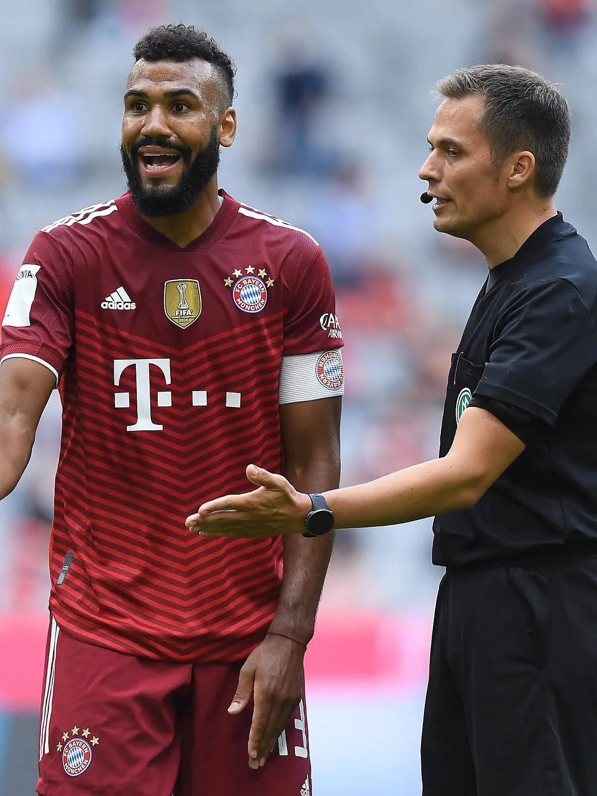 Fußball Testspiel FC Bayern München - Borussia Mönchengladbach am 28.07.2021 in der Allianz Arena in München Eric Maxim Choupo-Moting  München , links - Schiedsrichter Robert Hartmann  Ingolstadt , rechts DFB regulations prohibit any use of photographs as image sequences and/or quasi-video. *** Football test match FC Bayern Munich Borussia Mönchengladbach on 28 07 2021 at the Allianz Arena in Munich Eric Maxim Choupo Moting Munich , left referee Robert Hartmann Ingolstadt , right DFB regulations prohibit any use of photographs as image sequences and or quasi video xRx 