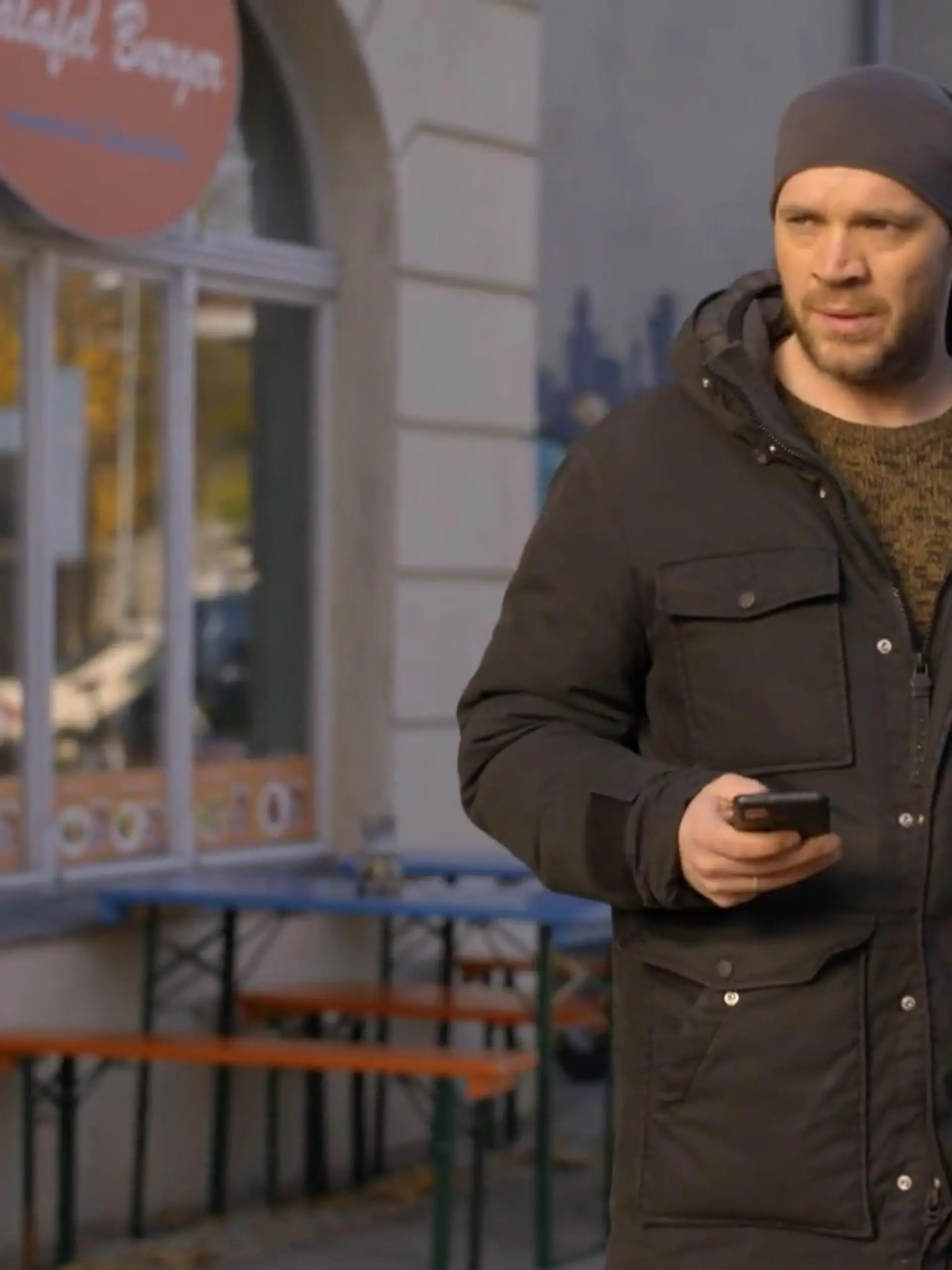 Bild zu: "Erik fällt in alte Verhaltensmuster zurück"