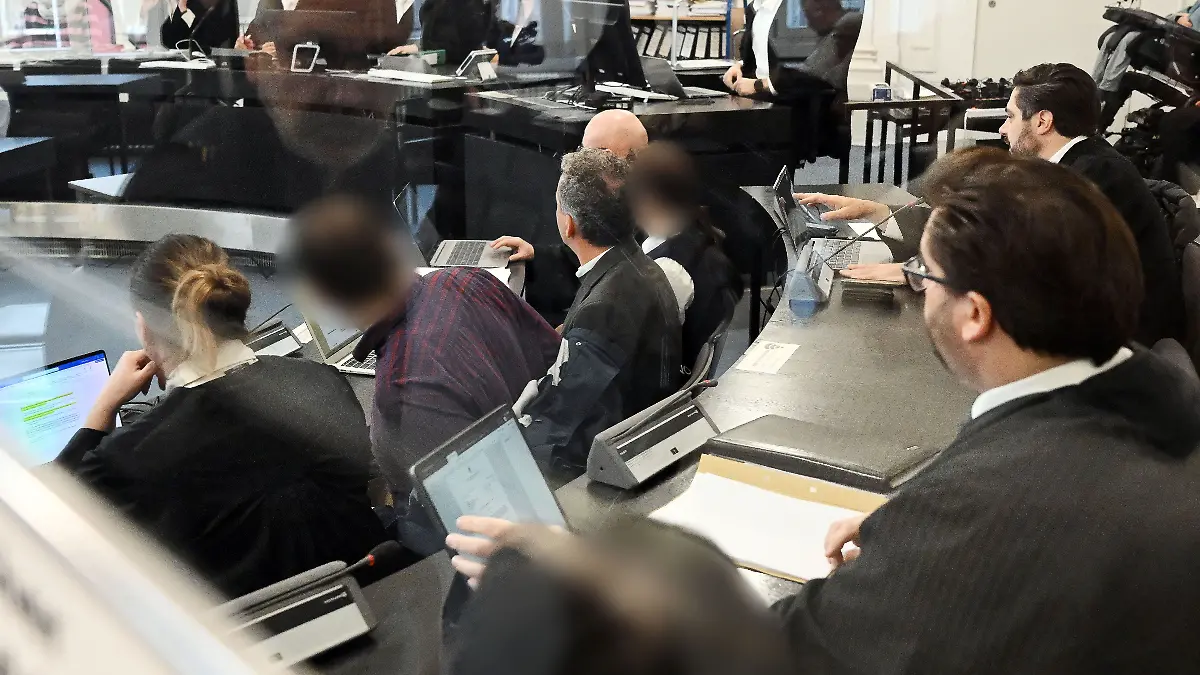 29.01.2026, Baden-Württemberg, Karlsruhe: Blick auf die Anklagebank im Schwurgerichtssaal des Landgerichts zu einem Prozess wegen eines tödlichen Brands in einer Pforzheimer Klinik. Ein Patient verbrannte in der Klinik, weil er auf seiner Liege mit Gurten fixiert war. Zwei Ärzte und zwei Pflegekräfte sind wegen fahrlässiger Tötung angeklagt. Einem der Angeklagten wird auch Freiheitsberaubung mit Todesfolge vorgeworfen.