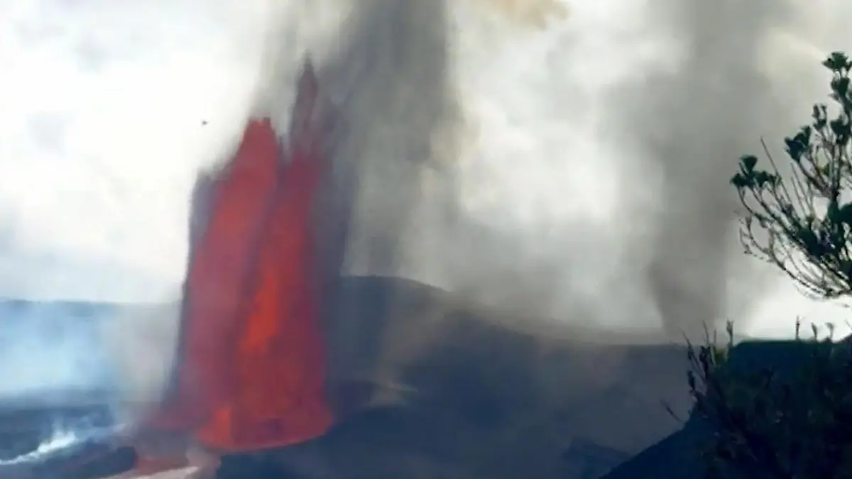 Vulkanausbruch entfacht riesigen Asche-Tornado – Touristen in Gefahr! „Wir mussten davor weglaufen"