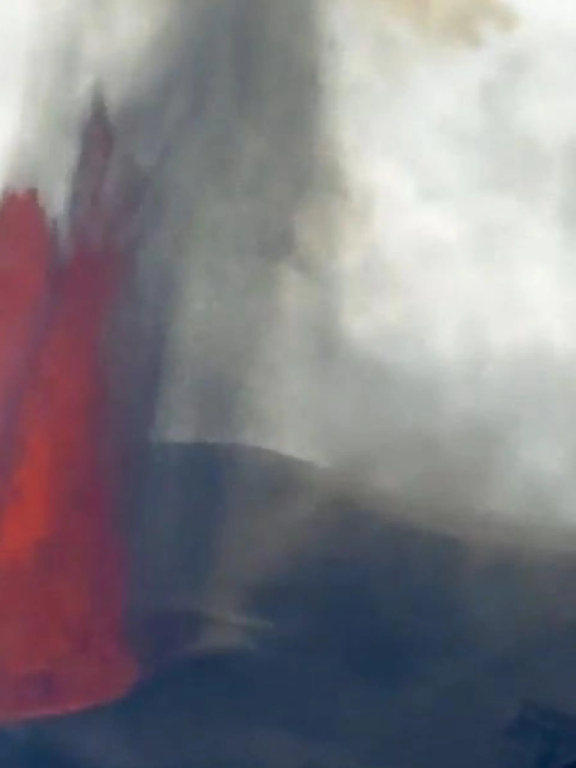 Bild zu: "Vulkanausbruch entfacht riesigen Asche-Tornado – Touristen in Gefahr!"