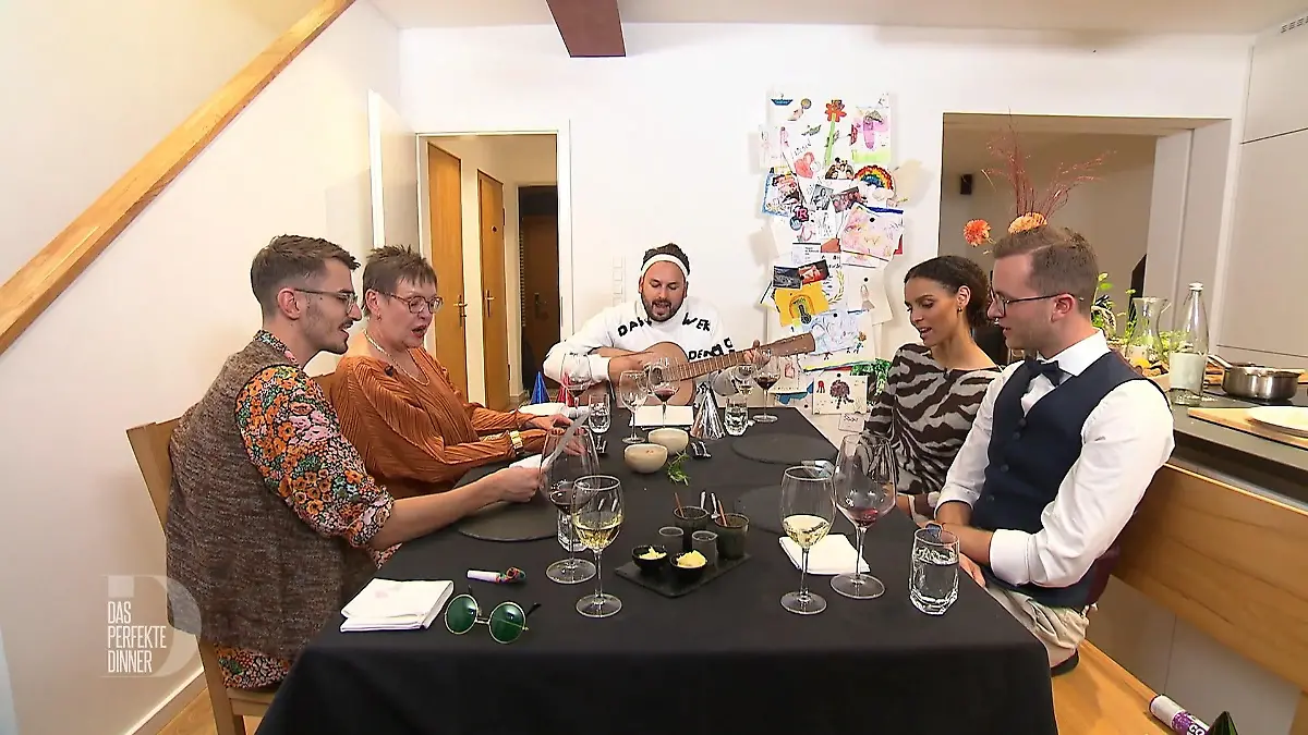 Markus macht den Chorleiter Die neue Dinner-Hymne