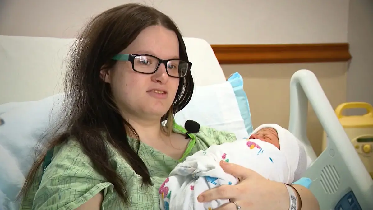 Sie ist unbemerkt schwanger! Amethyst Blumberg will am Ende ihrer Schicht beim US-amerikanischen Logistikunternehmen FedEx eigentlich nur auf die Toilette – doch dann, um 8 Uhr morgens, geht plödie Geburt los.