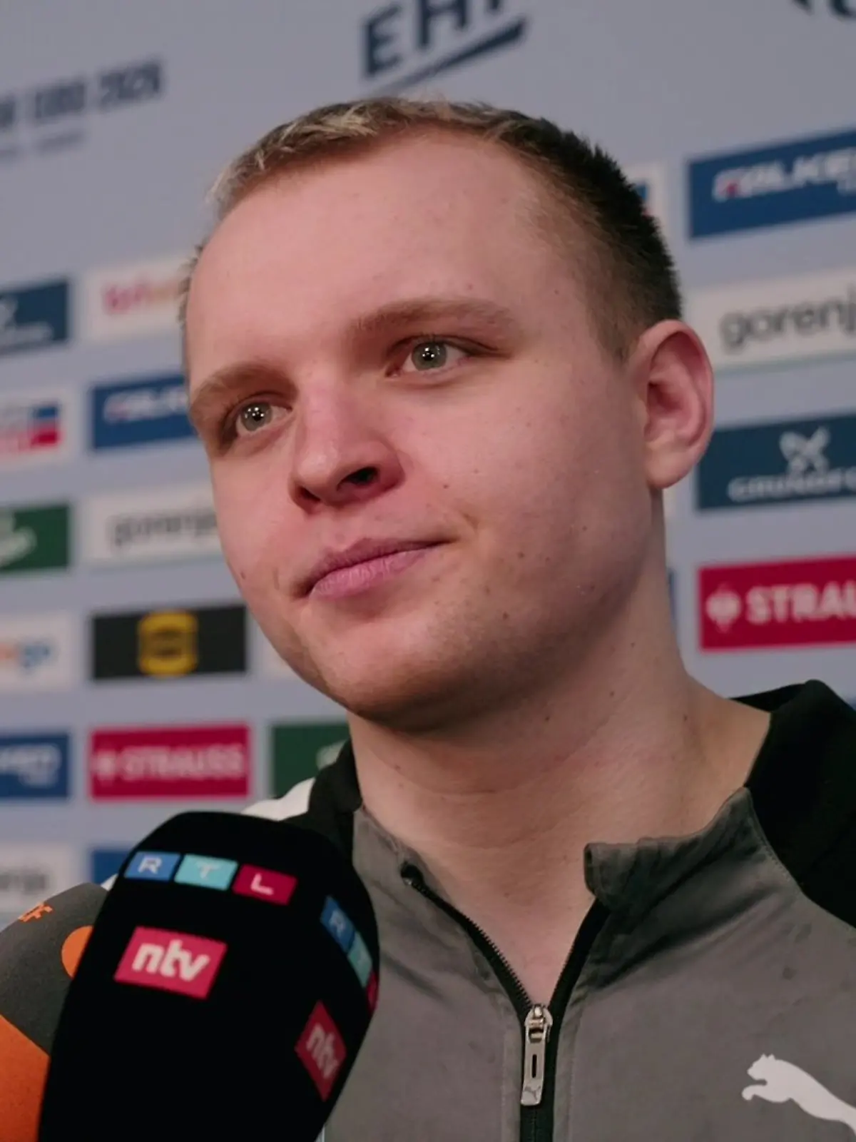 Bild zu: "Nach seinem ersten Handballspiel wollte sein Vater ihn abmelden! Justus Fischer mit DHB-Team im EM-Halbfinale"