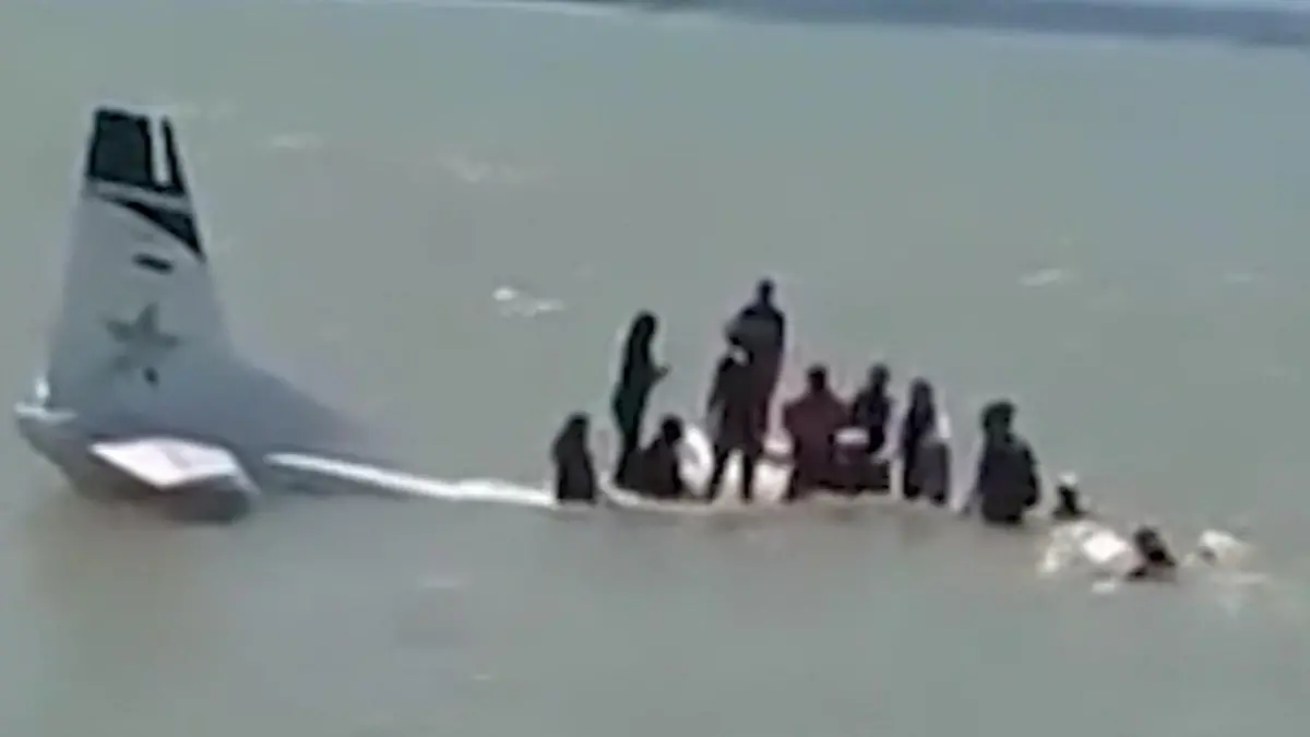 Kurz nach dem Start! Flieger stürzt ab – Passagiere treiben im Wasser Notlandung vor Indonesien