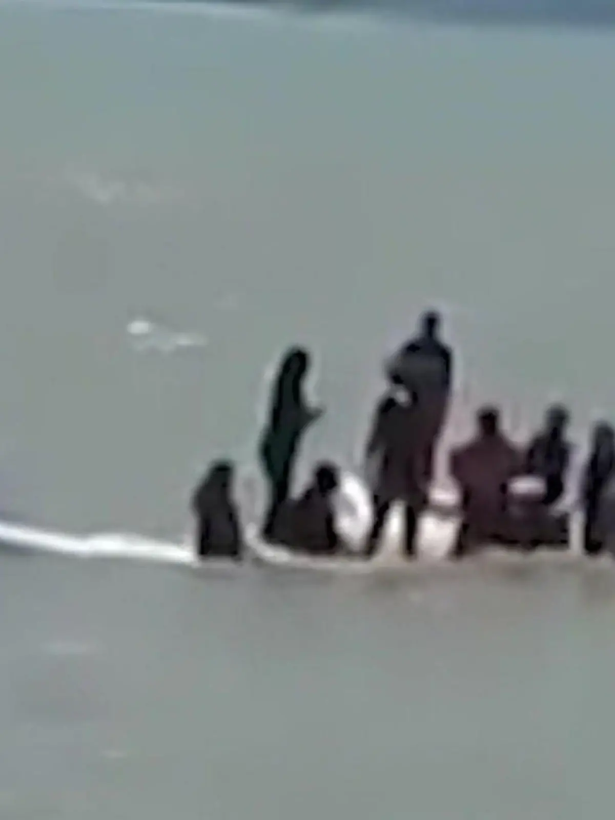 Bild zu: "Kurz nach dem Start! Flieger stürzt ab – Passagiere treiben im Wasser"