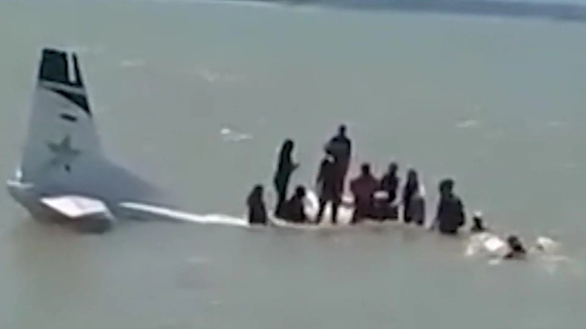 Kurz nach dem Start! Flieger stürzt ab – Passagiere treiben im Wasser Notlandung vor Indonesien