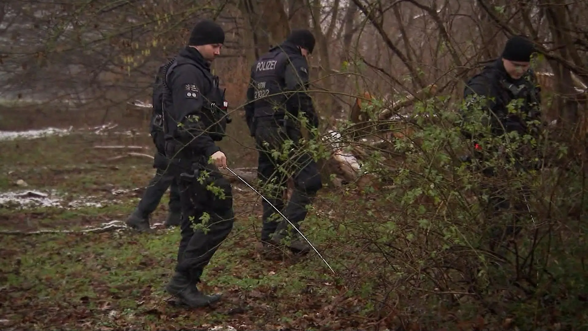 Spaziergänger findet Leiche von totem 14-Jährigen Mordkommission ermittelt