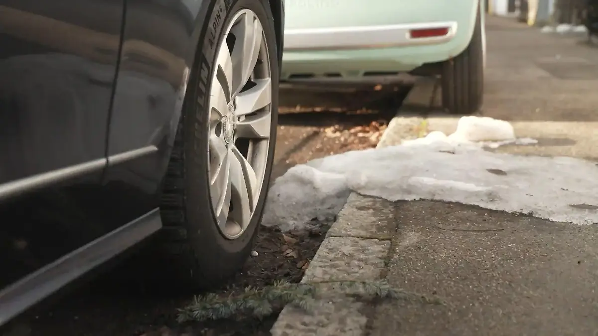 Ingenieur zeigt Falschparker an und sorgt für Diskussion im Viertel Vater kämpft gegen Gehweg-Parkverstoß