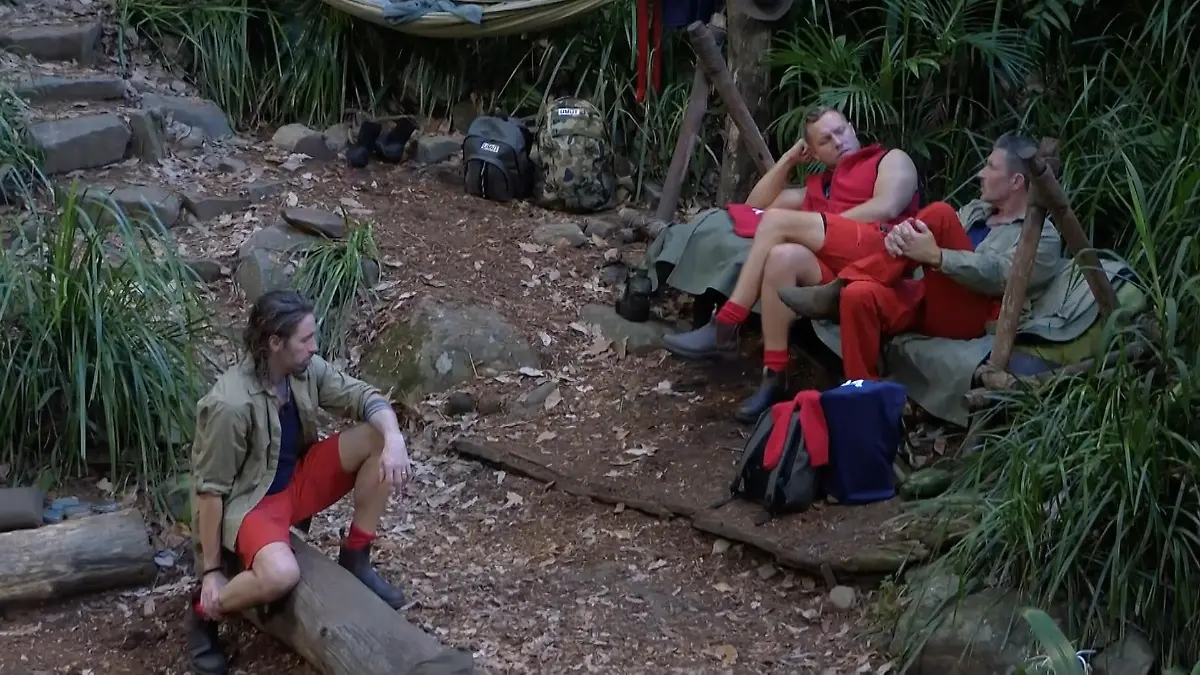 Gil Ofarim und Patrick Romer hören Hardys Schicksalsgeschichte aufmerksam zu.