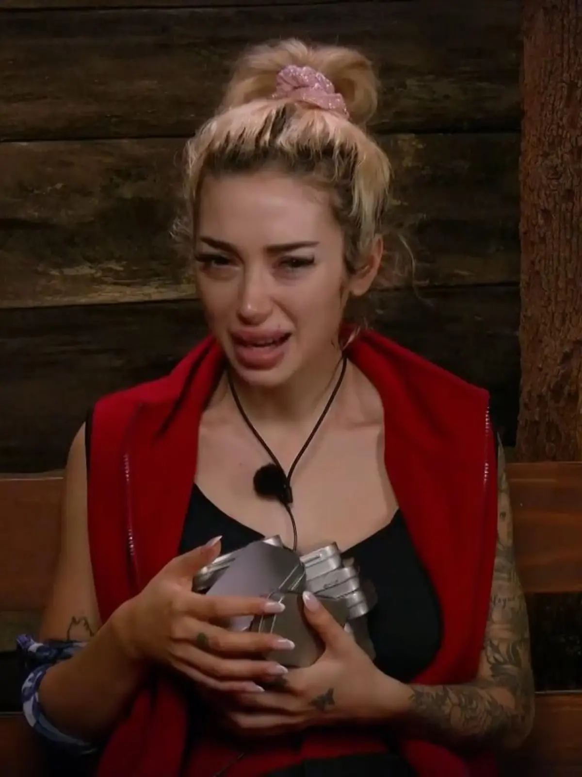 Ariel sammelt die Zigaretten nach den Regelverstößen ein