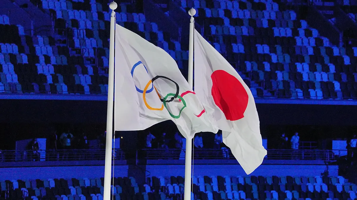 dpatopbilder - 23.07.2021, Japan, Tokio: Olympia: Eröffnungsfeier im Olympiastadion. Die Olympische Flagge weht neben der Japanischen Flagge. Foto: Michael Kappeler/dpa +++ dpa-Bildfunk +++