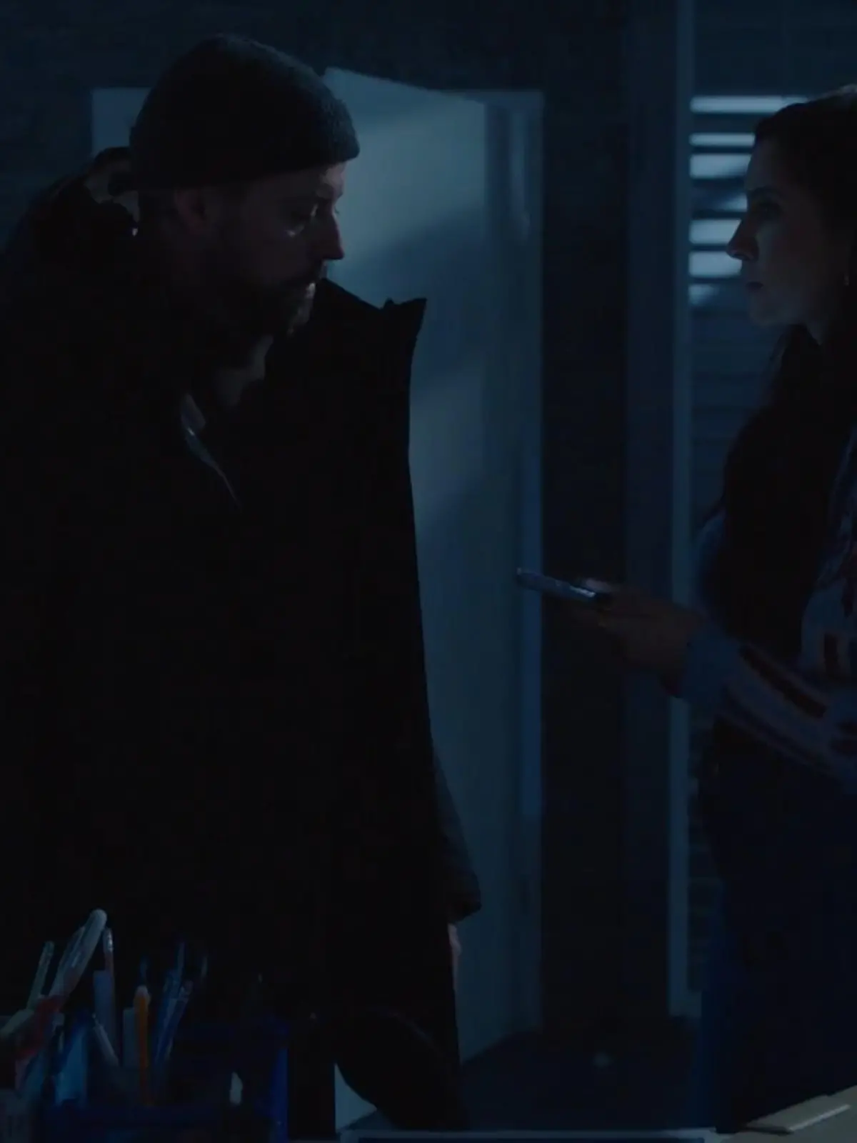 Bild zu: "Jo Gerner bestellt John und Laura in die Agentur"