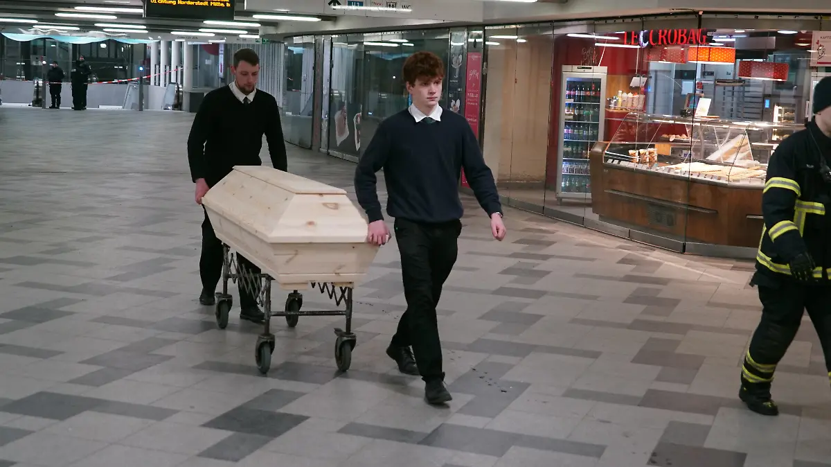 In Hamburg-Wandsbek überrollt eine U-Bahn zwei Menschen, beide sterben.