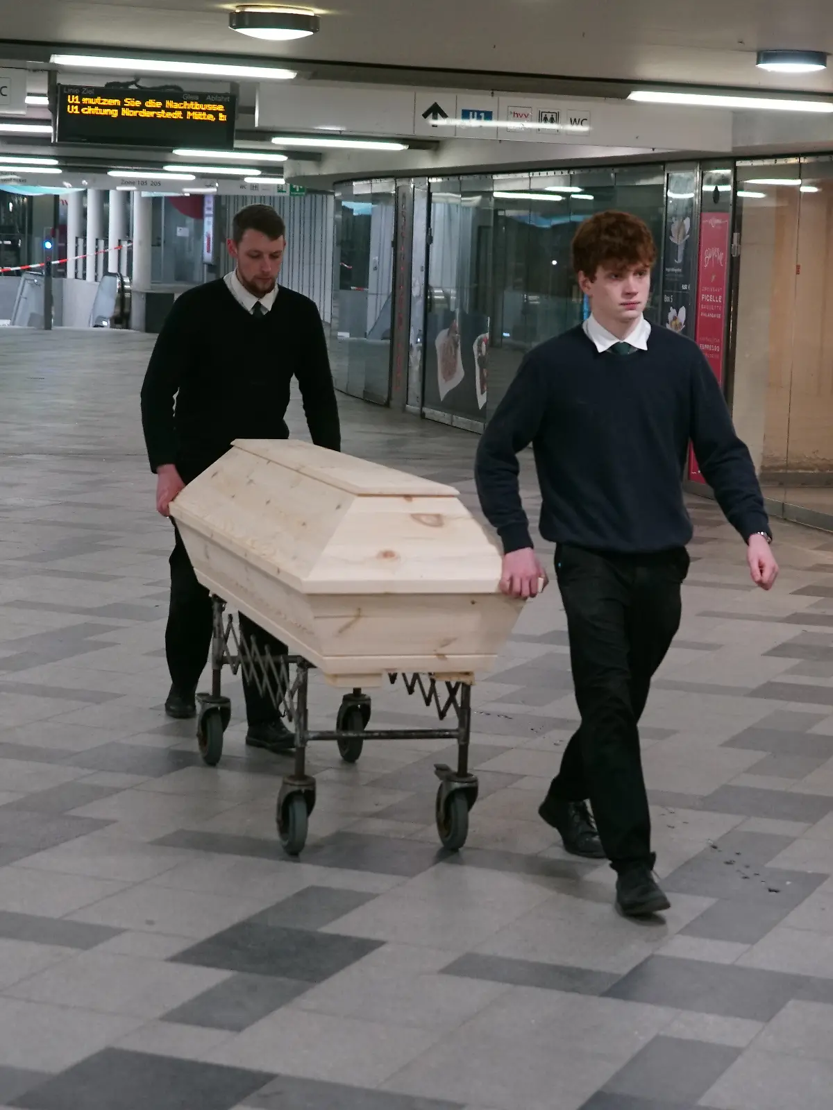 Bild zu: "War es Mord? Unbekannter reisst Fahrgast in Hamburg vor einfahrende U-Bahn"