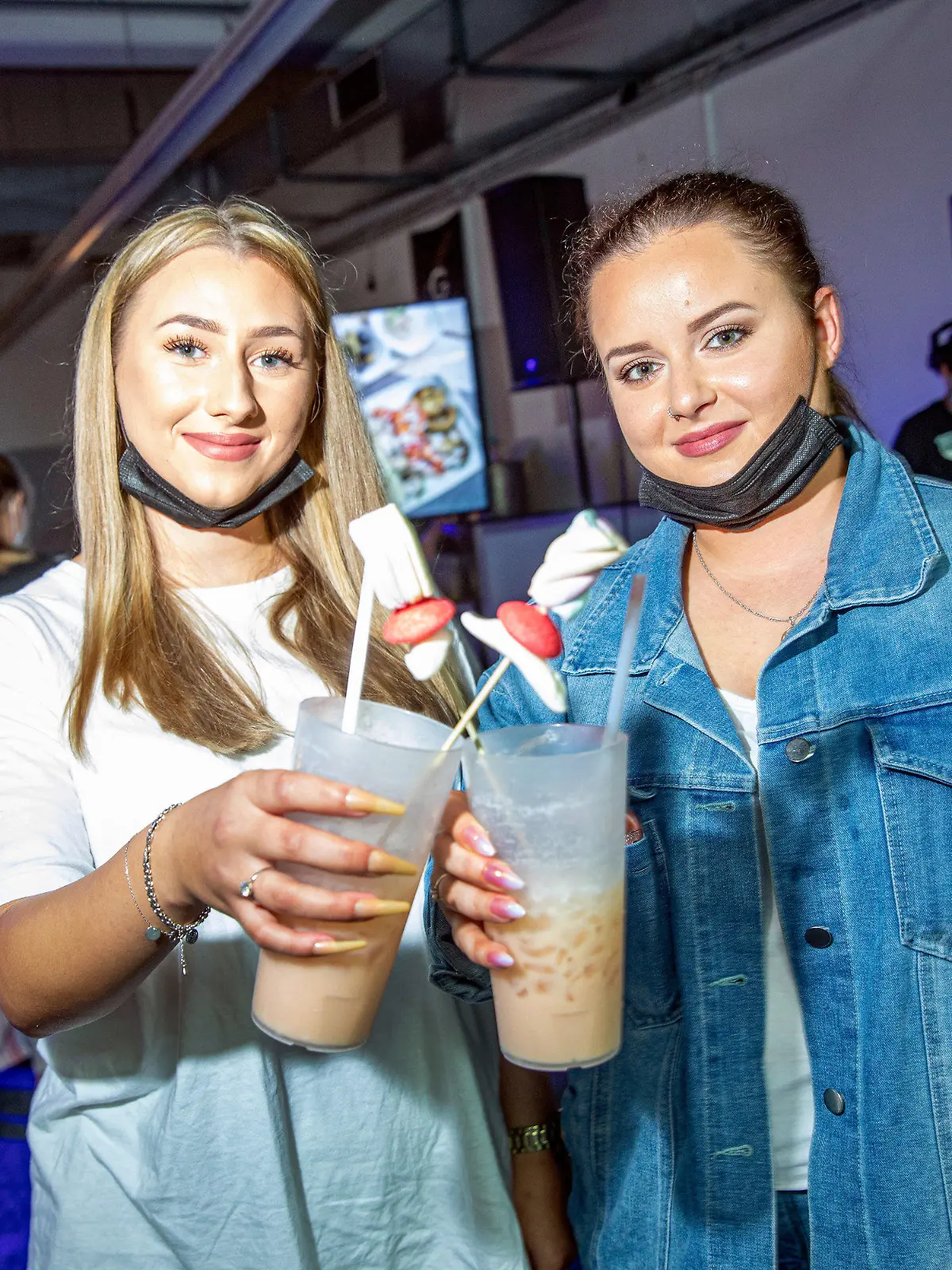 16.07.2021, Nordrhein-Westfalen, Solingen: Lara (l) und Kristina stoßen nach der Impfung bei einem Late-Night-Impf-Event an. Das NRW-Gesundheitsministerium hatte am Montag die «Woche des Impfens» gestartet. Foto: Malte Krudewig/dpa - ACHTUNG: Nur zur redaktionellen Verwendung im Zusammenhang mit der aktuellen Berichterstattung und nur mit vollständiger Nennung des vorstehenden Credits +++ dpa-Bildfunk +++
