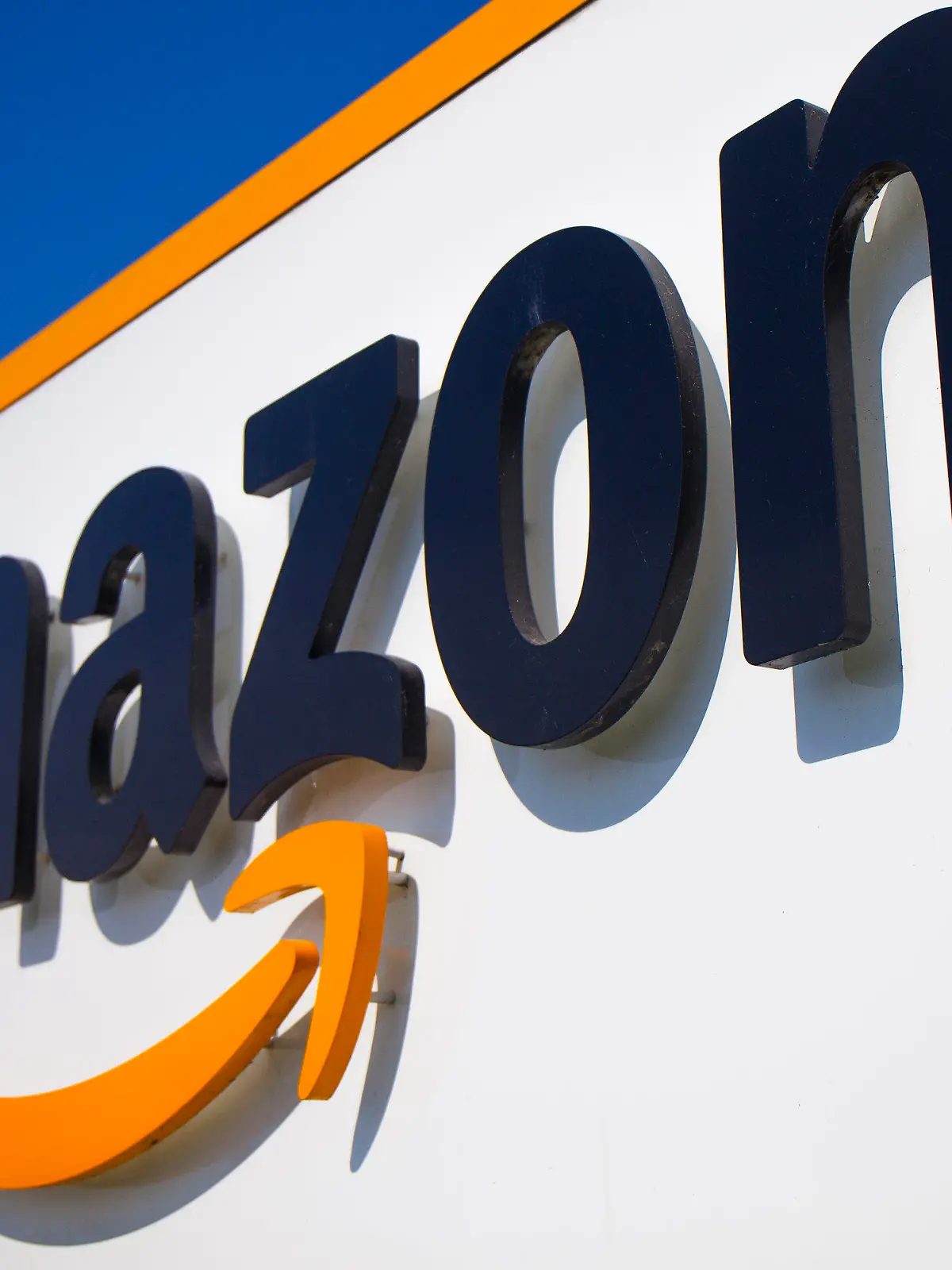ARCHIV - 16.04.2020, Frankreich, Douai: Dieses Archivbild vom 16. April 2020 zeigt das Amazon-Logo in Douai, Nordfrankreich. Der weltgrößte Online-Händler Amazon rechnet nach Rekorderlösen in der Corona-Krise mit einem Abflauen des Shopping-Booms im Internet. Der Konzern stieß Anleger am Donnerstag nach US-Börsenschluss mit einer überraschend verhaltenen Prognose für das laufende Vierteljahr vor den Kopf. (zu dpa: «Amazon enttäuscht Anleger - Online-Shopping-Boom lässt nach») Foto: Michel Spingler/AP/dpa +++ dpa-Bildfunk +++