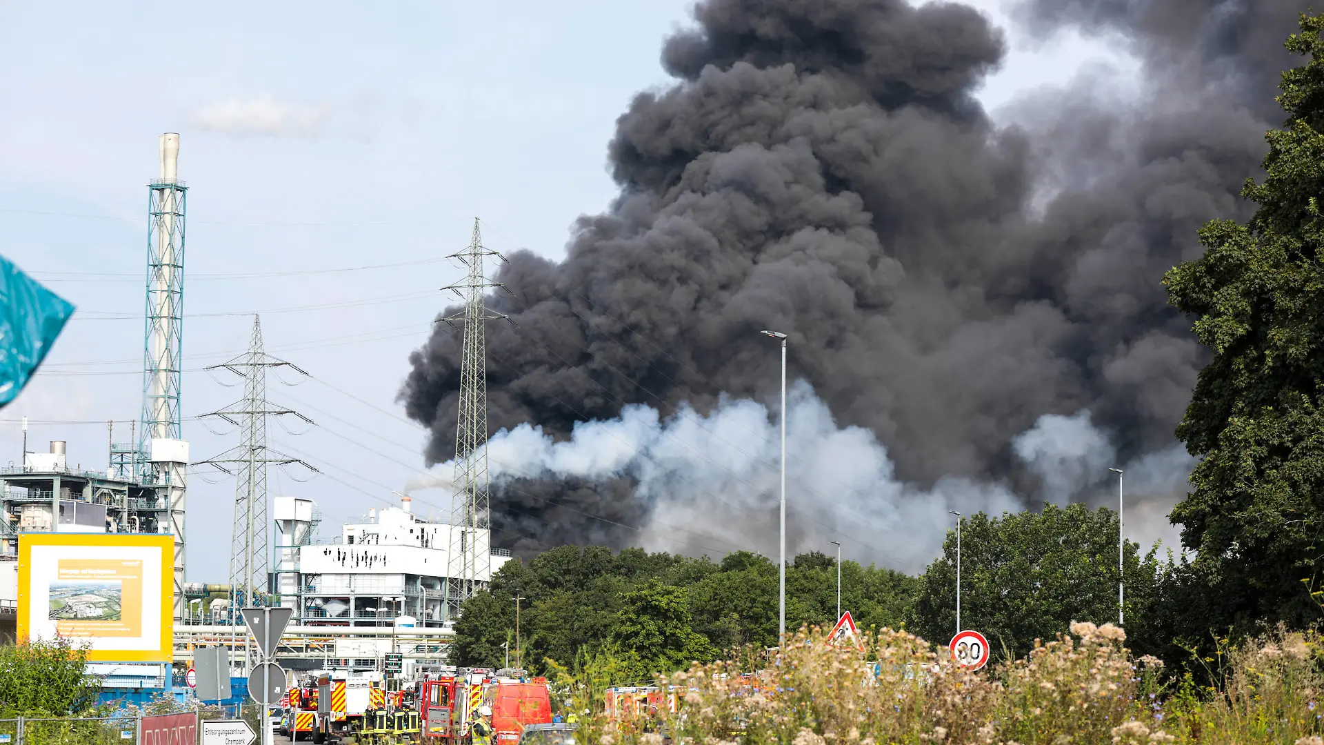 Explosion in Chemiepark Leverkusen Großeinsatz nach Explosion in Chemiepark in Leverkusen Massive Rauchsäule, Bevölkerungswarnung, mehrere Vermisste Leverkusen *** Explosion at chemical park in Leverkusen Large-scale operation after explosion at chemical park in Leverkusen Massive column of smoke, population warning, several people missing Leverkusen