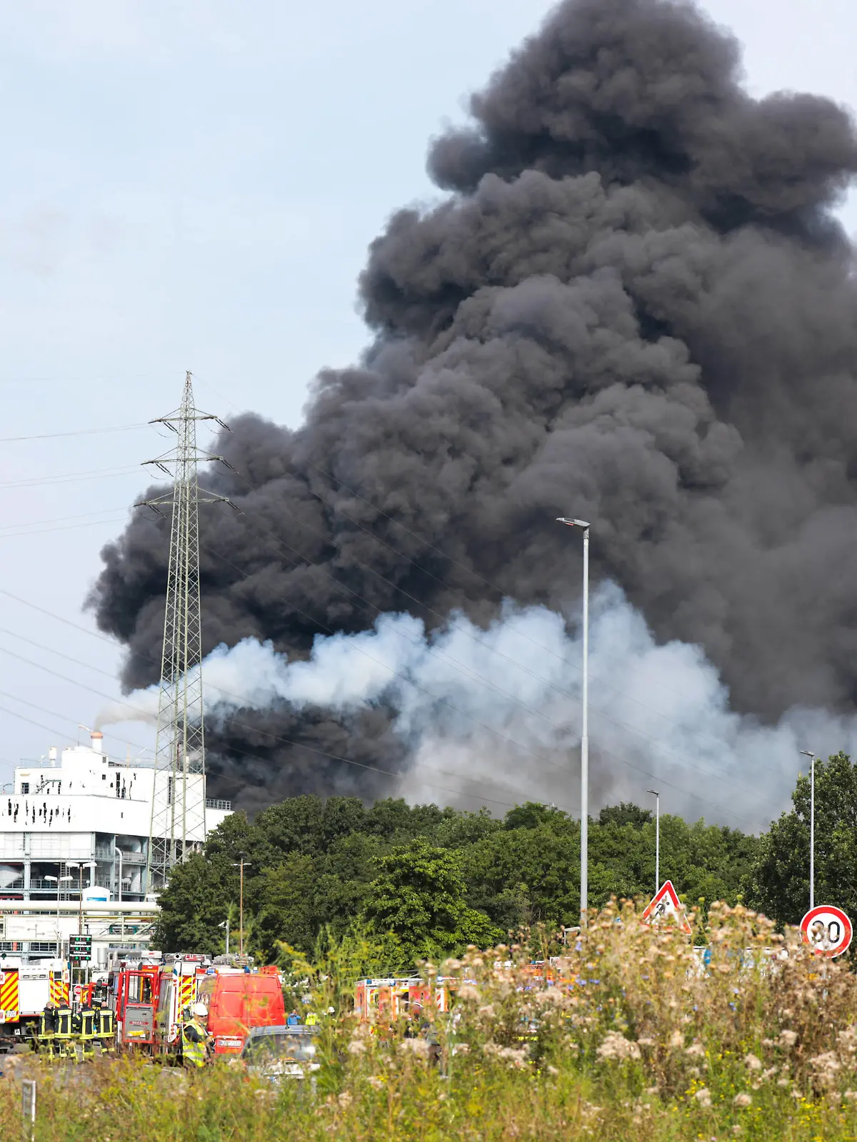  Explosion in Chemiepark Leverkusen Großeinsatz nach Explosion in Chemiepark in Leverkusen Massive Rauchsäule, Bevölkerungswarnung, mehrere Vermisste Leverkusen *** Explosion at chemical park in Leverkusen Large-scale operation after explosion at chemical park in Leverkusen Massive column of smoke, population warning, several people missing Leverkusen
