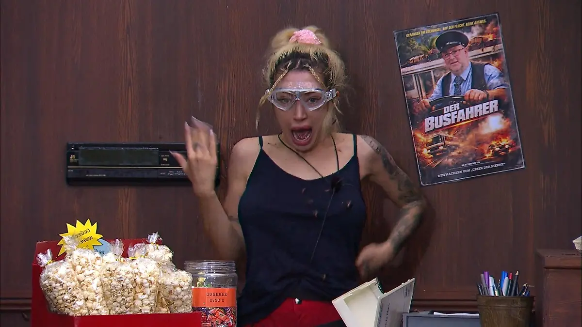 Achtung, Kakerlaken-Attacke! Ariel SCREAMT sich durch die Videothek des Grauens Dschungelprüfung Nr. 3 mit Gil Ofarim