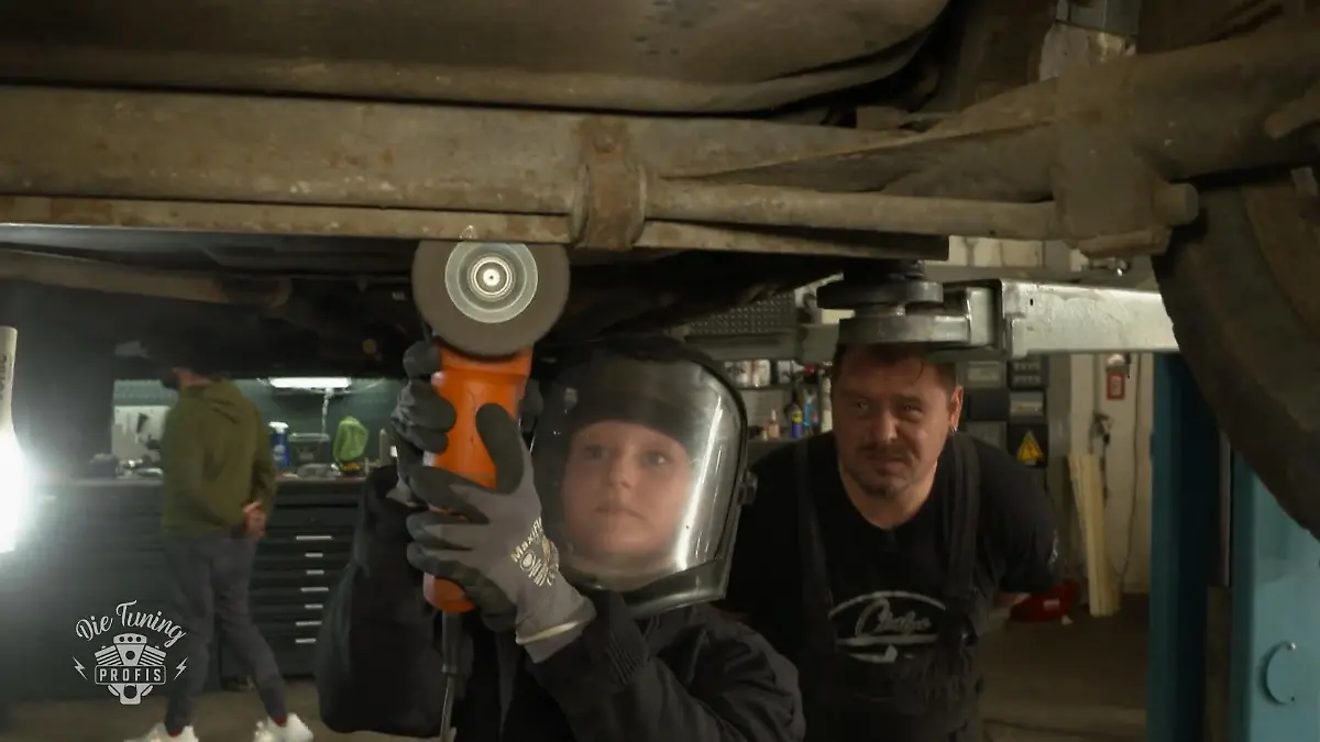Paulina schraubt mit den Tuning Profis Oldtimer-Rettung