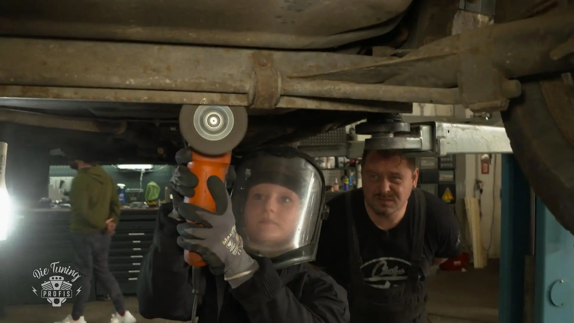Paulina schraubt mit den Tuning Profis Oldtimer-Rettung