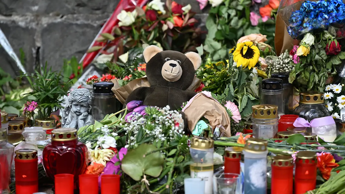 Blumen und Kerzen an der Unfallstelle in Remscheid. (Archivfoto, Mai 2025) 