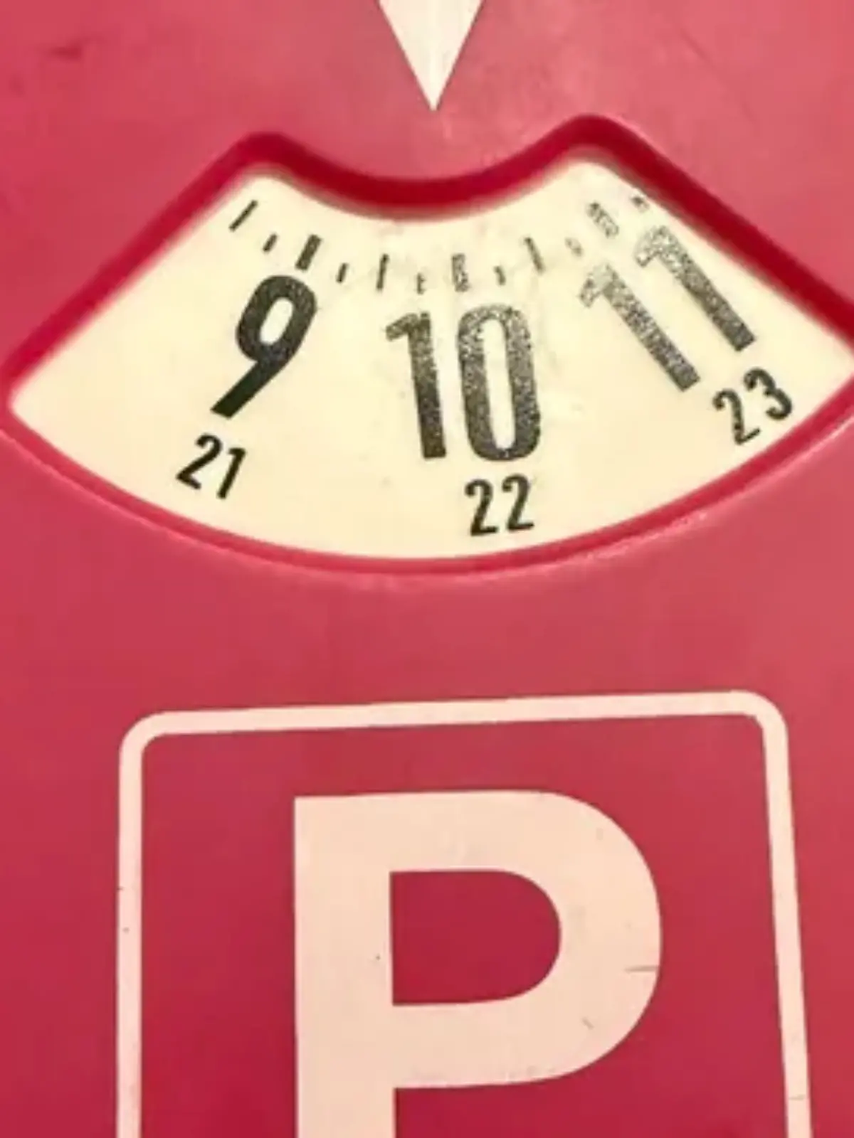 Bild zu: "Wegen der Farbe ihrer Parkscheibe! 30-Jährige muss Bußgeld zahlen"