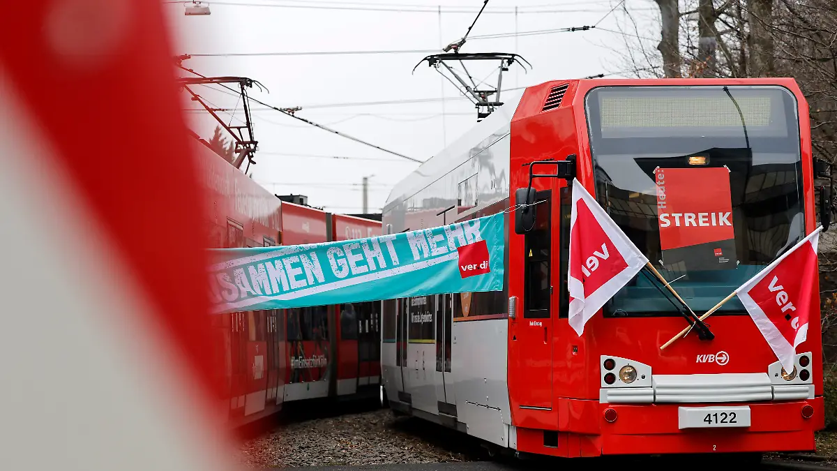 Die Kölner Verkehrsbetriebe stehen wegen eines Warnstreiks ab Dienstag still: Bahnen der KVB stehen im Depot und Streik-Plakate hängen an den Fenstern der KVB-Zentrale, da die Mitarbeiter des Verkehrsunternehmens heute die Arbeit niedergelegt haben. Die Gewerkschaft Verdi fordert mit der Aktion bessere Arbeitsbedingungen und höhere Löhne - sehr zum Unmut mancher Fahrgäste. (Themenbild, Symbolbild) Köln, 11.03.2025