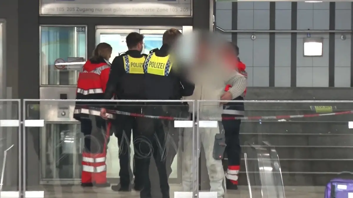 Mann reißt Frau mit sich ins Gleisbett - und in den Tod! Polizei ermittelt wegen Tötungsdelikt