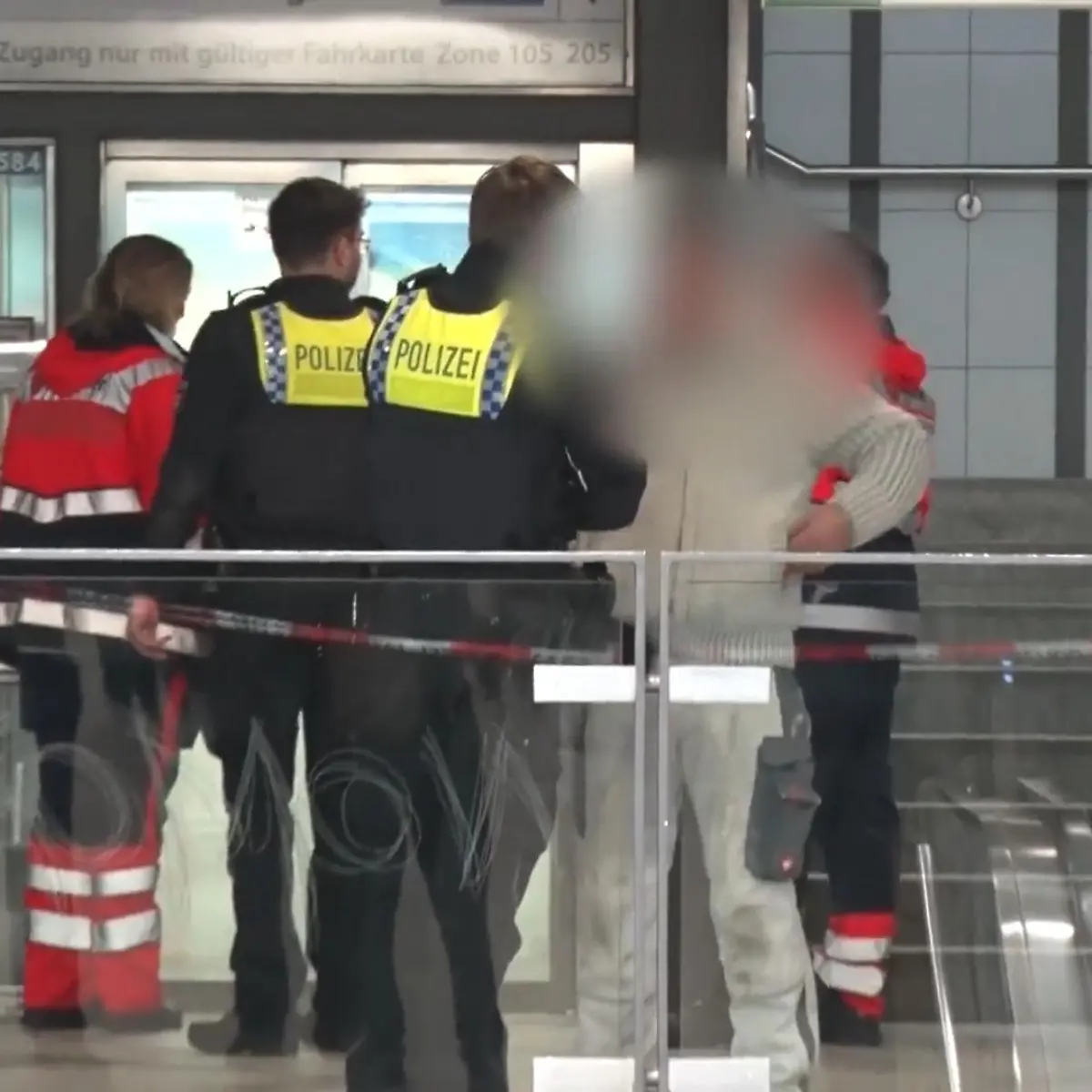 Polizei ermittelt wegen Tötungsdelikt: Mann reißt Frau mit sich ins  Gleisbett - und in den Tod!