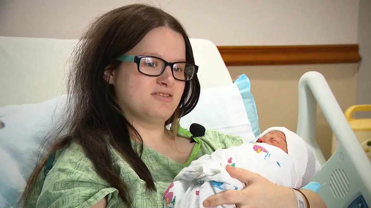 Frau merkt nicht, dass sie schwanger ist – und bekommt Baby auf der Arbeit Plötzlich schaut der Kopf raus