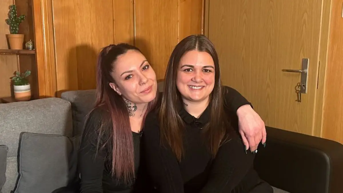Titti (29, arbeitet im Einzelhandel) und Jessica (29, Fachfrau Betreuung Kind) kennen Ariel seit 6 Jahren.