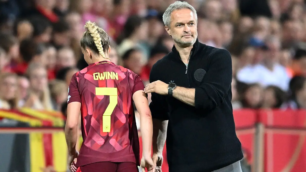 Bundestrainer Christian Wück (r/mit Kapitänin Giulia Gwinn) verlängerte seinen Vertrag langfristig. (Archivbild)