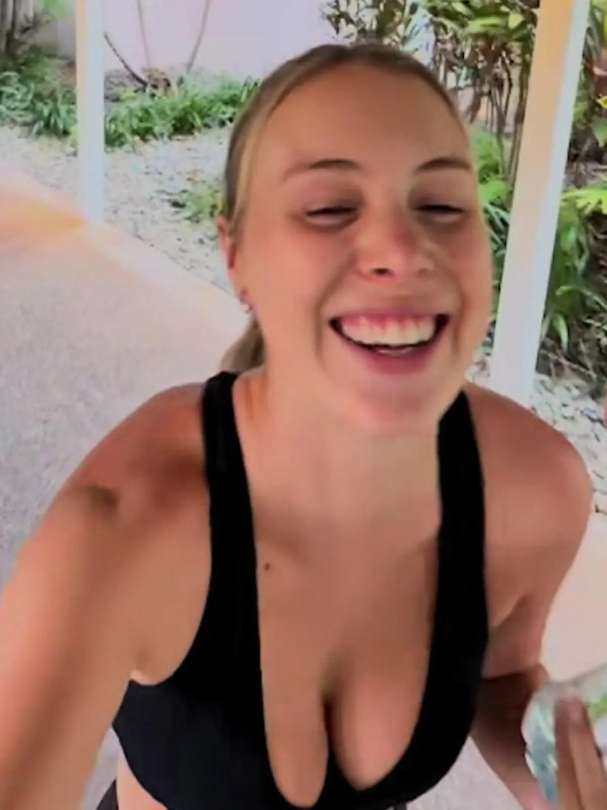 Bild zu: "Weil sie sonst Orgasmus bekommt! Fitness-Model kann Sportübung nicht machen"