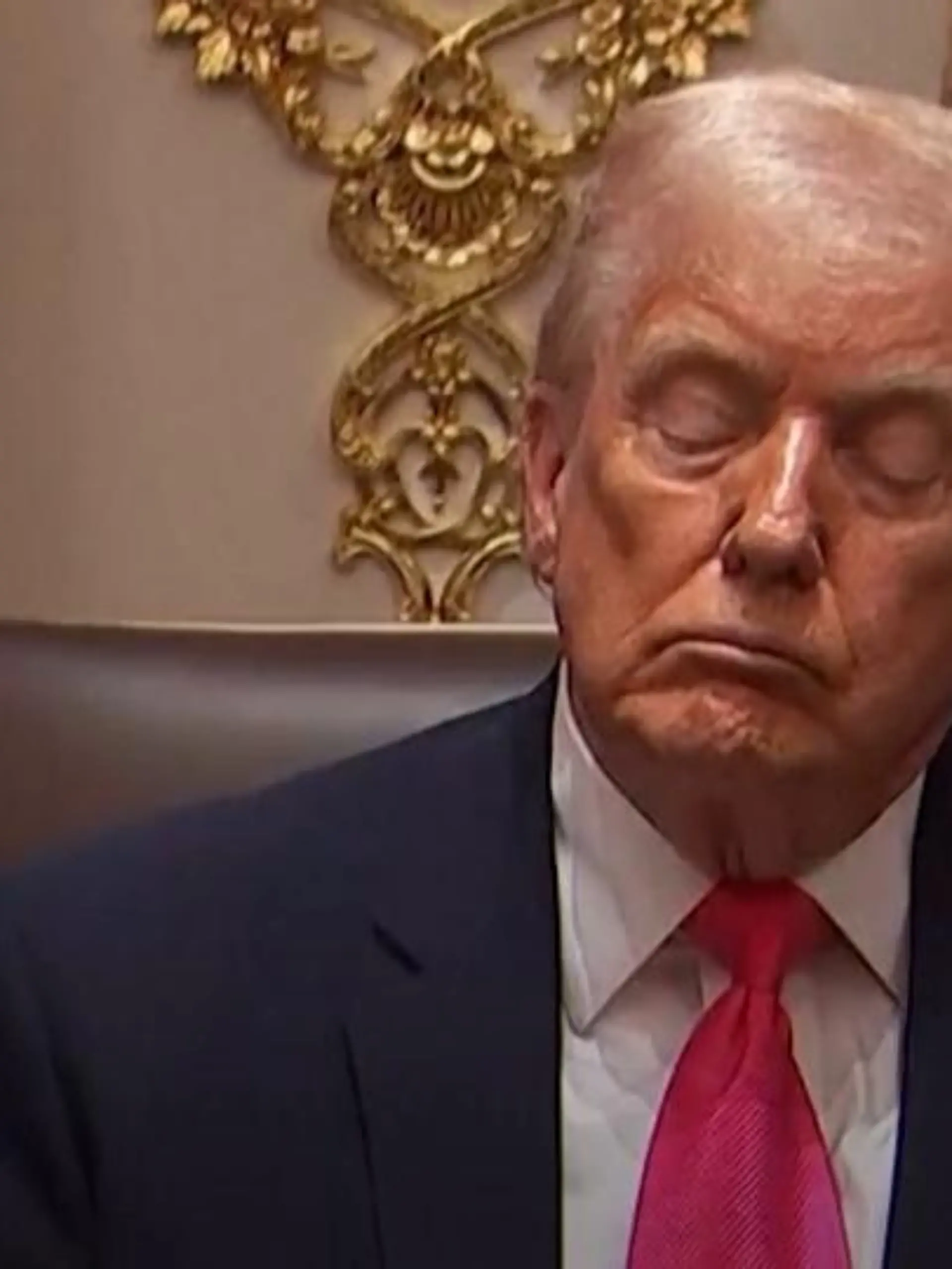 Bild zu: "Schläft Donald Trump bei Sitzungen? US-Präsident sorgt mit Antwort für Lacher"