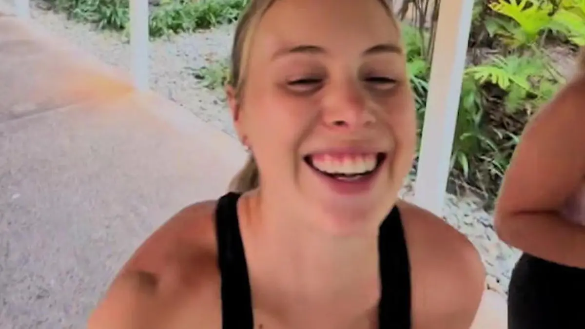 Weil sie sonst Orgasmus bekommt! Fitness-Model kann Sportübung nicht machen Während Gruppen-Pilates gespürt