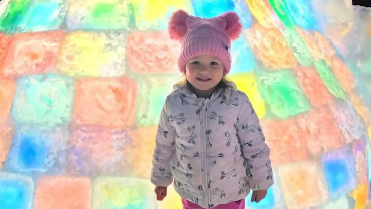 Regenbogen-Iglu lässt Kaia (2) strahlen! Eltern bauen Kinderparadies aus 342 Eisblöcken Spielspaß dank Schneesturm
