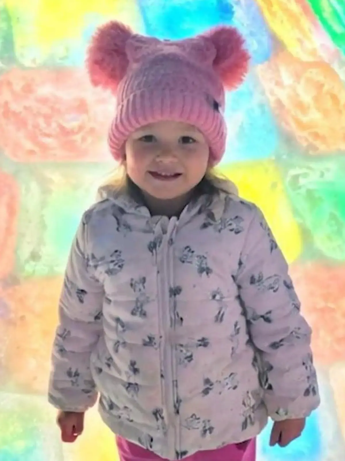 Bild zu: "Regenbogen-Iglu lässt Kaia (2) strahlen! Eltern bauen Kinderparadies aus 342 Eisblöcken"