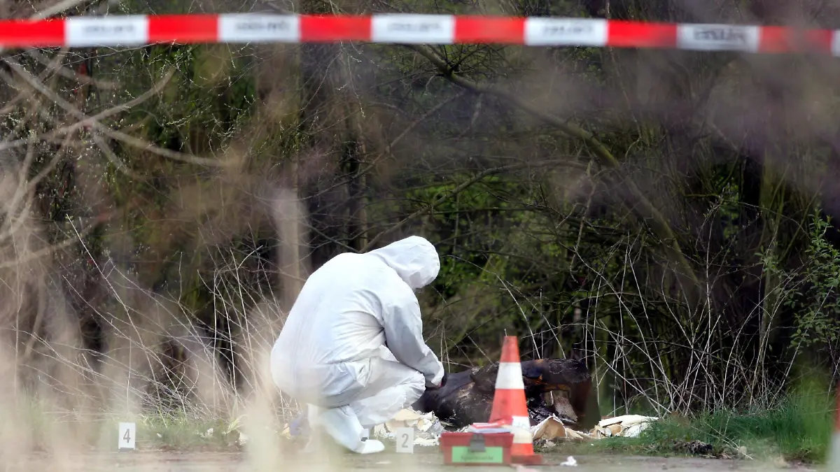 Beamte der Hamburger Polizei suchen am Mittwoch (16.04.2008) neben einem verbrannten Menschen im Stadtteil Moorfleet nach Spuren. Der Hintergrund des Leichenfunds ist noch unklar. Bislang sind keine näheren Einzelheiten bekannt. Die Beamten der Mordkommission haben am Fundort die Ermittlungen übernommen. Foto: Kay Nietfeld dpa/lno +++(c) dpa - Bildfunk+++