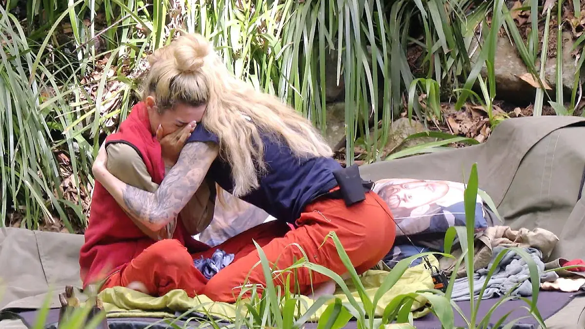 Ariel (l.) und Mirja du Mont nehmen sich tröstend in den Arm, als Ariel von den letzten Stunden mit ihrem Vater erzählt.