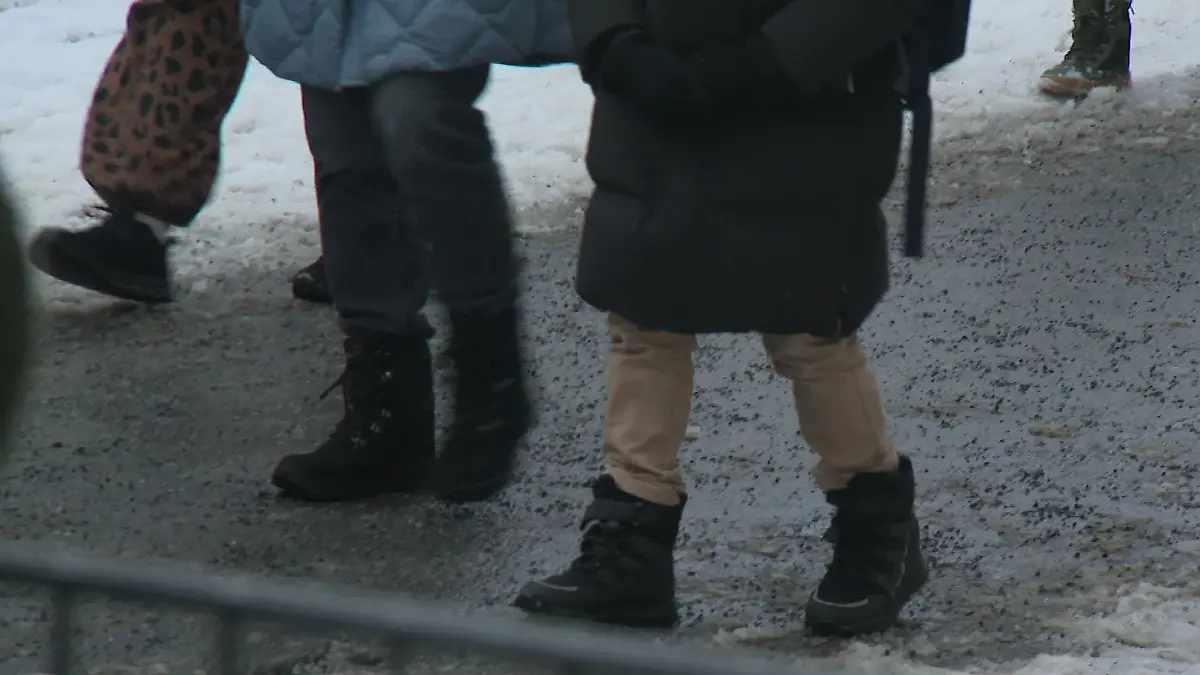 Auf dem Weg zu einer Grundschule in Hannover ist am Mittwochmorgen offenbar eine Schülerin von einem Mann am Arm festgehalten worden. (Symbolbild)