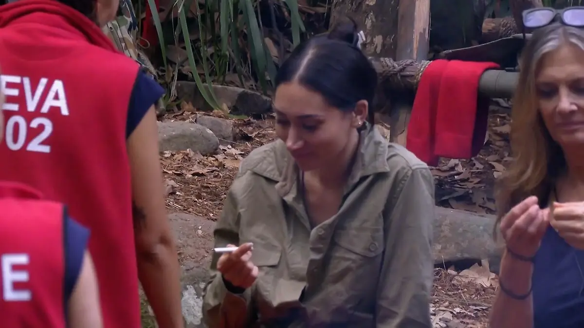 Eva Benetatou überlässt Samira Yavuz ihre Zigarette - doch die traut dem Braten nicht Friedenspfeife im Dschungelcamp?